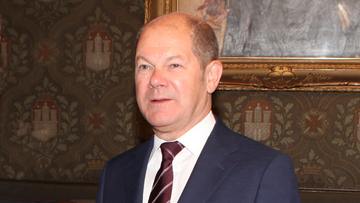 Germania, Scholz: «abbiamo bisogno di immigrati ma dobbiamo scegliere chi entra e chi no»
