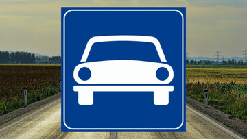 Cosa significa questo segnale stradale con macchina bianca e sfondo blu?