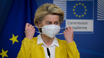 Vaccino anti-Covid, cosa si sono detti Ursula von der Leyen e Pfizer: il caso degli SMS in Tribunale Ue