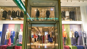 Benetton chiude molti negozi storici. La decadenza di un brand che ha fatto la storia