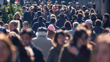 Soldi, lavoro, relazioni personali: cosa rende gli italiani davvero frustrati?