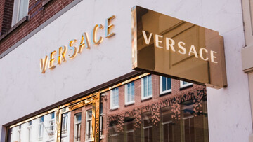 Prada acquista Versace, il marchio torna a casa in Italia. Il grande annuncio, tutti i dettagli dell'accordo 