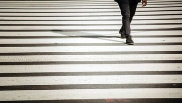Il conducente deve fermarsi se un pedone proviene dalla direzione opposta?
