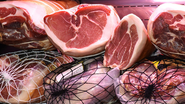 Queste carni sono le più pericolose e inquinanti. Ma in Italia continuiamo a mangiarle