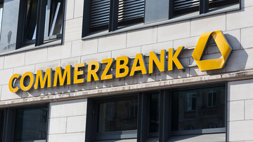 Commerzbank organizza marcia Nein contro UniCredit, “Noi forti e soli”, mentre azioni sbandierano in Borsa l'effetto Orcel