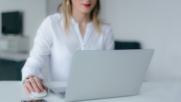 Italiani online ma poco digitali: chat e videochiamate battono social media ed e-commerce