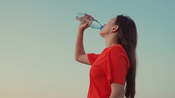 Addio acqua, uno studio dimostra quale bevanda ti disseta di più quando quando fa caldo