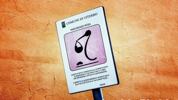 Parcheggi rosa, chi può usarli, multe e come richiedere il contrassegno