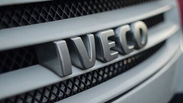 La “fine” di Iveco. Tonfo azioni a Piazza Affari dopo cessioni a indiani e a Leonardo. Ira sindacati contro la famiglia Agnelli