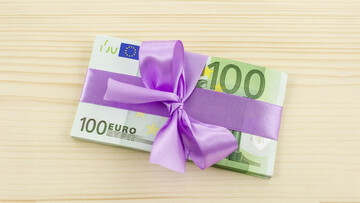 Imprenditore festeggia i suoi 80 anni con un bonus da 1.500 euro ai dipendenti