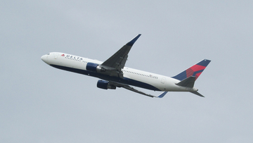 Un'importante compagnia aerea deve pagare $78 milioni di risarcimento. Ha scaricato carburante sulle case 