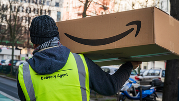 Amazon sconfitta dai sindacati. Dovrà pagare ai dipendenti tutti i giorni festivi lavorati
