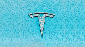 Tesla, ricavi oltre le attese a $28,1 miliardi, ma utile in discesa