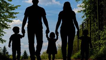 Perché hanno tolto i bambini alla famiglia nel bosco?