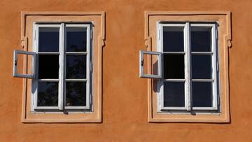 Per risparmiare gli esperti non hanno dubbi: “Abbassate le tapparelle e chiudete le tende alle 17:30”