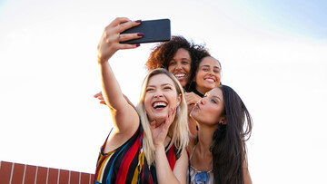 C'è un motivo in particolare per coprire la fotocamera con nastro adesivo 