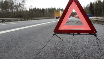 Addio al triangolo, arriva l'obbligo delle luci di emergenza in auto. E in Italia? 