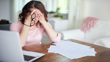 Troppe assenze per malattia. Operaia licenziata vince il ricorso