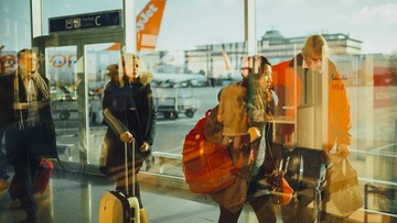 Le rifiutano l'imbarco. E allora abbandona il cane in aeroporto 