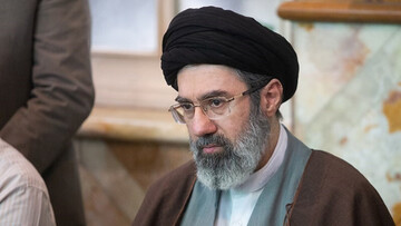 Prezzi petrolio accelerano al rialzo con spettro $200. Mojtaba Khamenei, “Stretto di Hormuz deve rimanere chiuso”