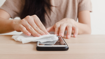 Perché non dovremmo mai lasciare il cellulare capovolto sul tavolo
