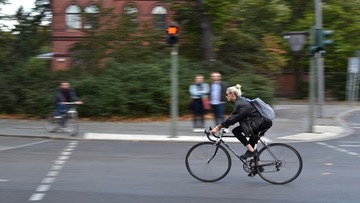 Ti pagano per usare la bicicletta. Fino a €250 di buoni spesa per i dipendenti di questi Comuni