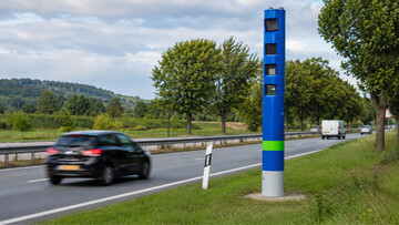 Ecco come funzionano le nuove telecamere blu che spaventano gli automobilisti