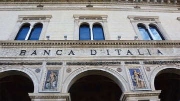 Questa grande banca italiana ha messo nei guai diversi correntisti. Il mese di ordinaria follia raccontato a Money.it
