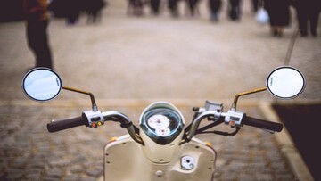 Cosa rischia chi guida senza casco?