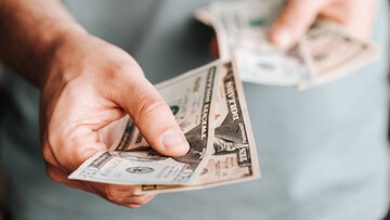 Coronavirus, attività chiuse ma aumenta il lavoro nero: boom di parrucchiere e idraulici