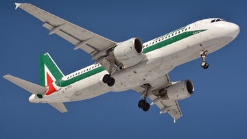 Alitalia: coronavirus abbatte i ricavi ad aprile, nasceranno due newco