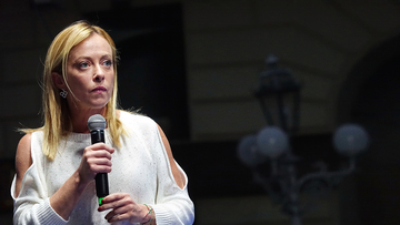 Meloni dura sul Governo: “unico settore in rilancio è quello degli scafisti”