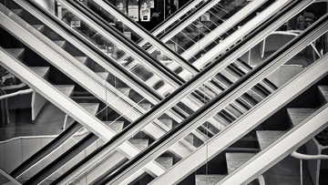 Italia: fiducia aziende e consumatori ancora in calo