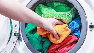 Come risparmiare sul bucato, dai detersivi ai consumi della lavatrice
