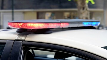 Dito medio a carabinieri, polizia e vigili urbani: è reato?