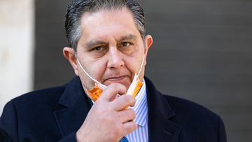 Giovanni Toti shock su lockdown per over 70: “Anziani non indispensabili”