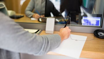 Prelievi, versamenti, pagamenti con carta, quali operazioni rischiano di essere segnalate?