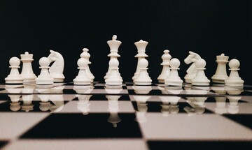 Parigi ci racconta che è in atto una guerra di Servizi. E non sarà né breve, né indolore