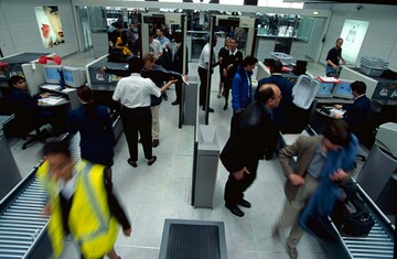 Bagagli neri, blu e grigi «vietati»? Ecco cosa ha deciso una compagnia aerea