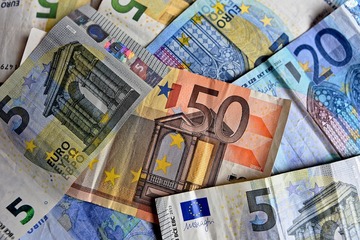 Stralcio cartelle fino a 10.000 euro e stop alle notifiche per tutto il 2021: la proposta di Lega, FdI e Forza Italia
