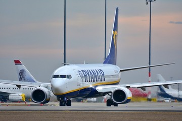 Ryanair in rosso di €273 milioni, ma batte le stime. E il titolo vola