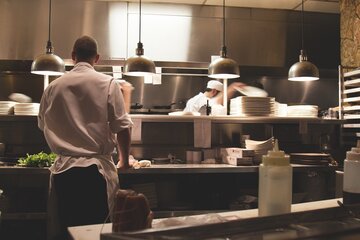 Come diventare chef: requisiti, formazione, stipendio. La guida rapida