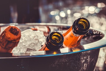Ecstasy nello champagne, è allarme: quali sono le bottiglie a rischio e conseguenze