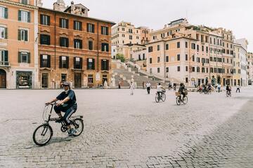 Codice della strada, arrivano le nuove regole: cosa cambia per patenti, rider, limiti di velocità e bici elettriche