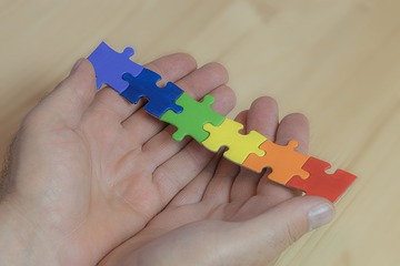 “I genitori gay vanno riconosciuti da tutti i Paesi”, cosa significa la proposta avanzata dall'Unione europea