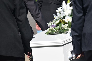 Chi paga il funerale se non ci sono soldi?