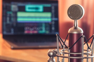 Doppiatori in sciopero denunciano il pericolo del doppiaggio virtuale con l'Intelligenza Artificiale 