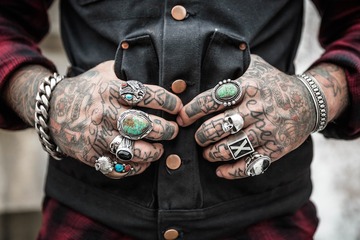Tatuaggio e lavoro, quali sono i mestieri «vietati»?