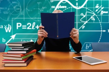 Insegnanti a rischio burnout, in arrivo un supporto psicologico: il piano del Mim