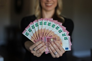 Salario minimo a 9 euro per chi lavora in queste città